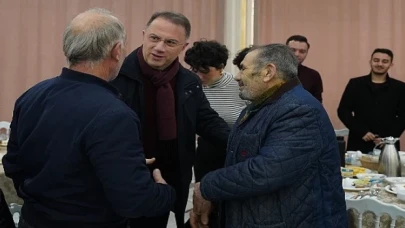 Beylikdüzü Belediye Başkanı Mehmet Murat Çalık, Ramazan ayının ilk sahurunu Yakuplu Mahallesi’ndeki komşularıyla yaptı