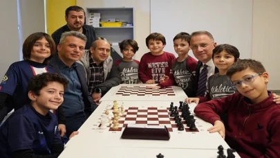 Beylikdüzü Belediye Başkanı Mehmet Murat Çalık, satrançta Türkiye şampiyonu olan 4 sınıf öğrencisi Onur Hışır’ı okulunda ziyaret etti