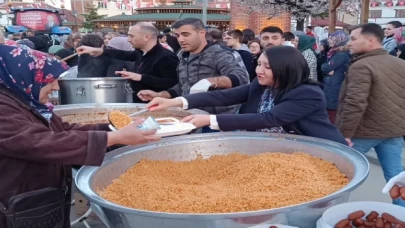 Bilecik Pazaryeri’nde 5 bin kişi aynı sofrada oruç açtı