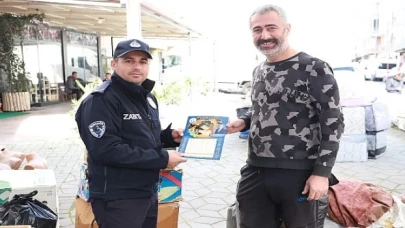 Burhaniye Belediyesi tarafından, Ramazan ayı dolayısıyla bastırılan 5000 adet imsakiye vatandaşa dağıtılıyor