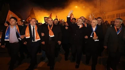 Çiftçi’den miting gibi açık hava toplantısı