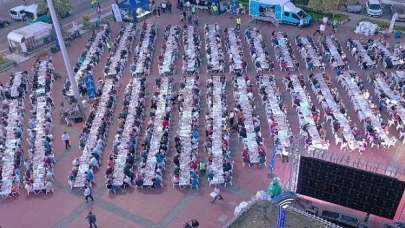 Cumhuriyet Meydanı’nda büyük iftar sofrası