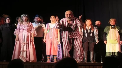 Foça Belediye Tiyatrosu, Dünya Tiyatro Günü için hazırladığı ''Fısıldaşan Replikler’’i sahneledi