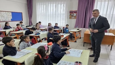 Gölcük Belediye Başkanı Ali Yıldırım Sezer, Piri Reis İlkokulu 3. sınıf öğrencilerinin; belediye başkanı ile mülakat ödevi sorularını cevapladı