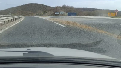 Hafriyat yüklü kamyondan dökülen kumlar zor anlar yaşattı