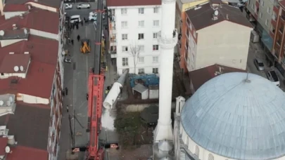 İstanbul'da cami minaresi apartmanın üzerine düştü