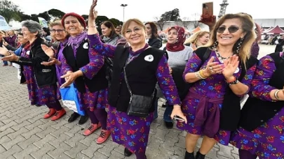 İzmir’de festival havasında Kadınlar Günü kutlaması “Bugün olmadığında eşitliği sağladık diyeceğiz”