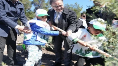İzmir’de özel çocuklar fidan dikti