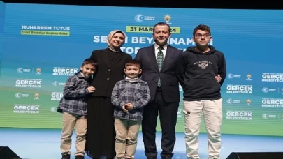 İzmit Belediye Başkan Adayı Muharrem Tutuş’un beyanname toplantısında duygusal anlar yaşandı