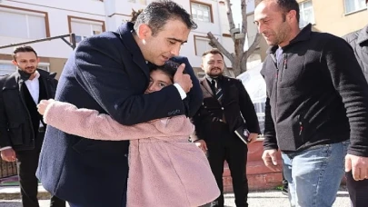 Karaman Belediye Başkanı Savaş Kalaycı, seçim çalışmaları kapsamında Kazım Karabekir Paşa Caddesi’ndeki esnaf ve vatandaşları ziyaret etti