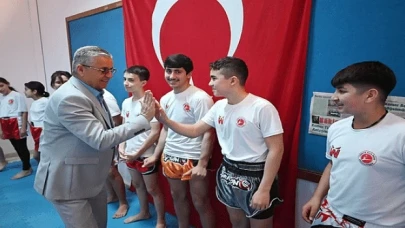 Kemer Belediyesi kick boks sporcuları kuşak atladı