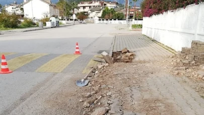 Kemer’de yol ve kaldırım çalışmaları sürüyor