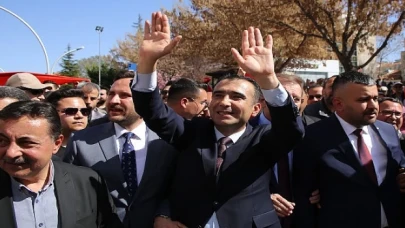 Milliyetçi Hareket Partisi İl Başkanlığı tarafından gerçekleştirilen Kucaklaşma Vakti yürüyüşüne vatandaşlar büyük ilgi gösterdi