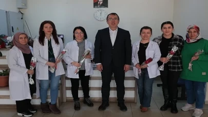 Nevşehir Belediye Başkanı Dr. Mehmet Savran, sağlık kuruluşlarını ziyaret ederek sağlık çalışanlarının 14 Mart Tıp Bayramı’nı kutladı