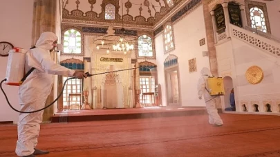 Nevşehir Belediyesi tarafından yarın başlayacak Ramazan ayı nedeniyle il merkezindeki camilere gül suyu sıkıldı