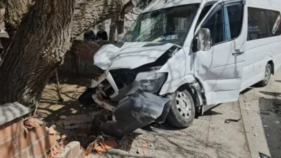 Otomobil ile öğrenci servisi çarpıştı: 15'i öğrenci 16 kişi yaralandı