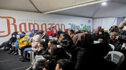 Ramazan Sokağı’na neşe katan gölge oyunu