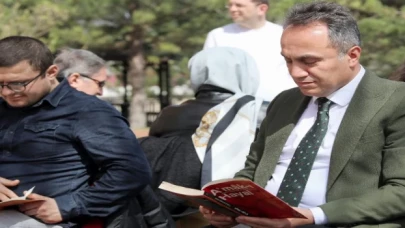 Rektör Yılmaz, öğrencilerle güzel havada kitap okudu