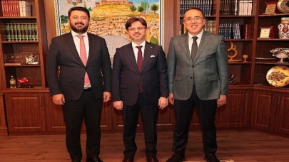 Sağlık Bakan Yardımcısı Huzeyfe Yılmaz, Nevşehir Belediye Başkanı Dr. Mehmet Savran’ı ziyaret etti