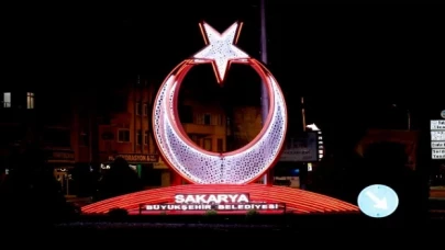 Sakarya caddelerinde ay yıldız güzelliği