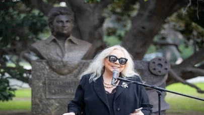 Sanat güneşi Zeki Müren’in heykeli Kültürpark’ta