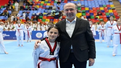 Selçuklu Belediye Başkanı Ahmet Pekyatırmacı, Selçuklu Belediyespor Kulübü’nde Tekvando branşında eğitim gören sporcuların kuşak heyecanına ortak oldu