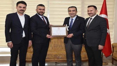 31 Mart yerel seçimlerinde Milliyetçi Hareket Partisi’nden yeniden Belediye Başkanı seçilen Savaş Kalaycı, mazbatasını aldı