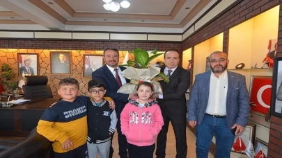 75. Yıl İlköğretim Okulu iradecileri ve öğrencilerimizden oluşan heyet, Belediye Başkanımız Adnan Öztaş’ı makamında ziyaret ettiler