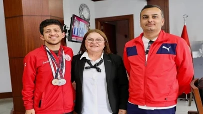 Antalya’da düzenlenen Özel Sporcular Türkiye Yüzme Şampiyonası’nda büyük başarı elde eden Erdem Günay Atacan Didim Belediye Başkanı Hatice Gençay’ı ziyaret etti