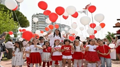 Antalya’dan kırmızı beyaz balonları gökyüzüne bırakıldı