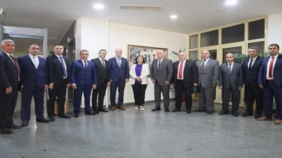 Aydın Şoförler Odası Başkanı Semih Özmeriç ve yönetim kurulu üyeleri, Aydın Büyükşehir Belediye Başkanı Özlem Çerçioğlu’na nezaket ziyaretinde bulundu