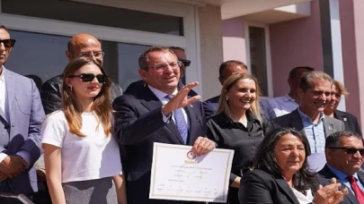 Ayvalık Belediye Başkanı Mesut Ergin mazbatasını aldı