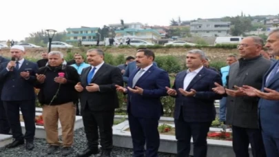 Bakan Koca Ve Başkan Öntürk deprem şehitliğini ziyaret etti