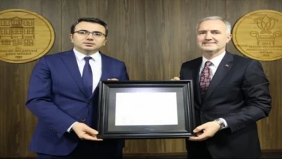 Başkan Alper Taban mazbatasını aldı