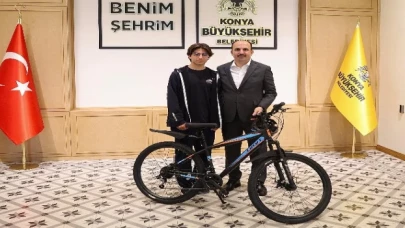 Başkan Altay örnek olan liseli gençle buluştu