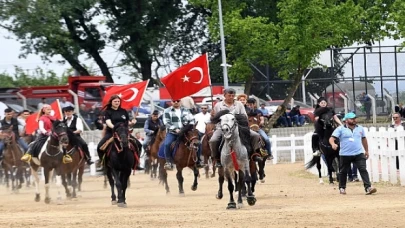 Başkan Aydın, at üstünde halkı selamladı