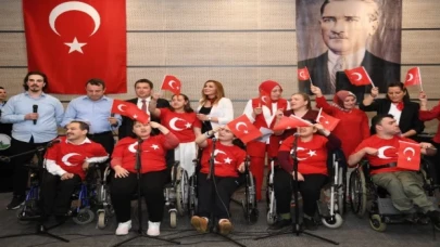 Başkan Aydın engelsiz koroya eşlik etti