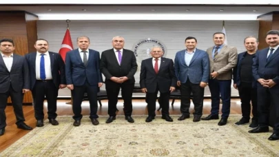 Başkan Büyükkılıç’a eğitimcilerden “teşekkür” plaketi