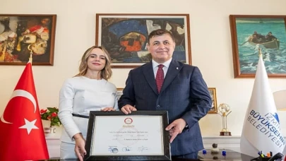 Başkan Cemil Tugay görevi devraldı “Şehrimize, Atatürk’e borcumuzu ödeyeceğiz”