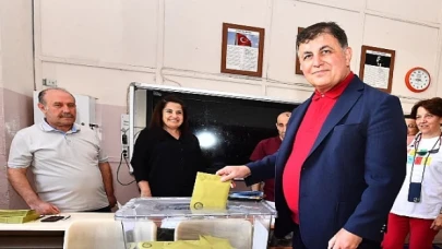 Başkan Cemil Tugay İzmir Tabip Odası seçimlerinde oyunu kullandı