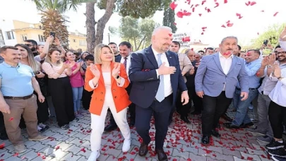 Başkan Pehlivan Mazbatasını Menemenliler eşliğinde aldı