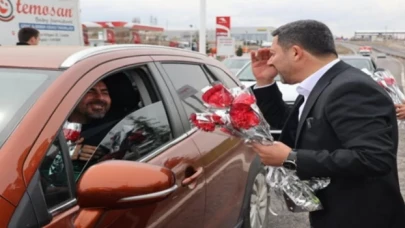 Başkan Rasim Arı’dan bayrama karanfilli karşılama