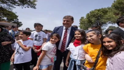 Başkan Tugay Kültürpark’ta çocuklarla bir araya geldi
