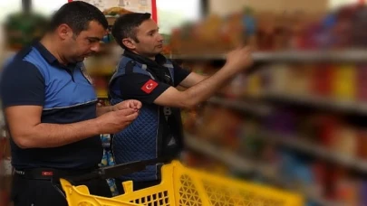 Burhaniye Belediyesi Zabıta Müdürlüğüne bağlı ekipler ilçe genelindeki zincir marketlere kapsamlı bir denetim gerçekleştirdi