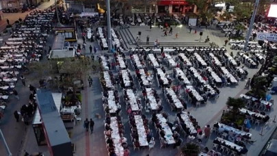 Burhaniyeliler, Kadir Gecesi’nde her yıl olduğu gibi bu yıl da Cumhuriyet Meydanı’nda iftarda buluştu
