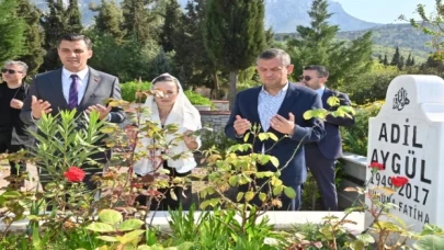 CHP Genel Başkanı Özel, Başkan Zeyrek ile Manisa’da kabir ziyaretleri yaptı