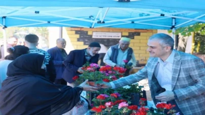 Çiftçi’den kabir ziyareti yapan Kocaeli Çayırovalılara çiçek
