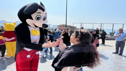 Çocuklar Gemlik’te bayramı şeker tadında kutluyor