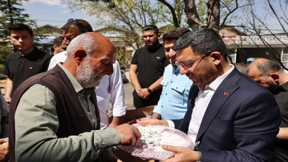 Cuma namazını Lale Sanayi Sitesi’nde bulunan Lale Camii’nde kılan Belediye Başkanı Rasim Arı, sanayi esnafı ile bir araya geldi