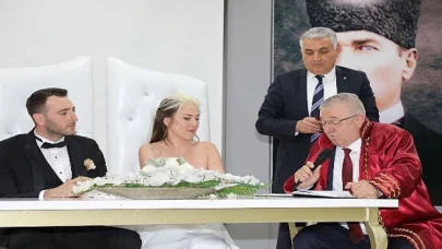 Edremit Belediye Başkanı Mehmet Ertaş, ilk nikahı kıydı